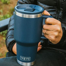 YETI Rambler® 30 oz (887 ml) Travel Mug WITH COLOR-MATCHED LEAKPROOF STRONGHOLD™ LID