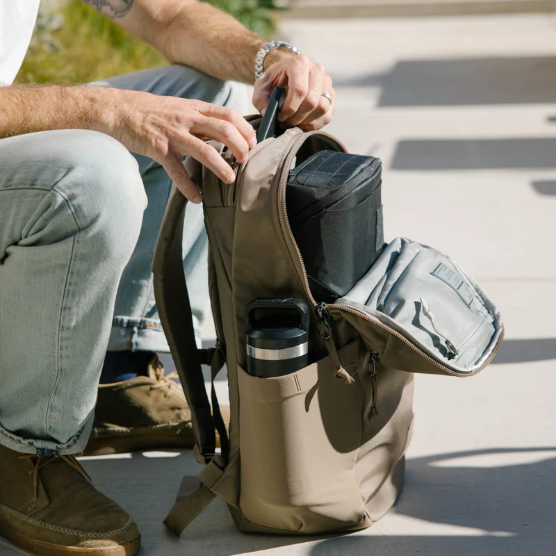 Evergoods Civic Half Zip 22L | Fossil Brown – Oribags
