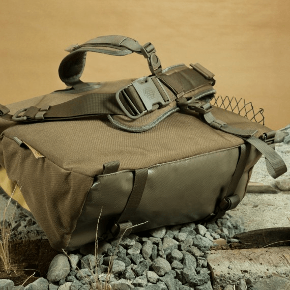 Life Behind Bars The Echelon (M) 32L Messenger - Desert - Oribags