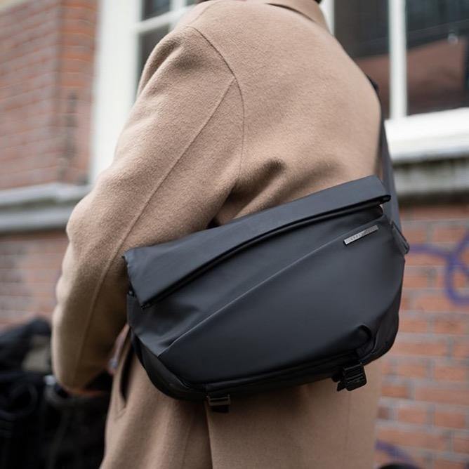 NIID X Urbanature R1 Radiant Urban Sling - Meteor Black - Oribags.com